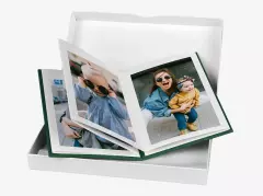 Jetzt einfach ein Foto Leporello und bestellen. Ihr könnt bis 10 Bilder unterbringen und erhaltet ein edles Fotobuch mit Leineneinband und Schleife.