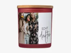 Eine personalisierte Kerze im Glas mit stilvollem Bambusdeckel und einem Foto von drei Frauen, die Blumen halten.