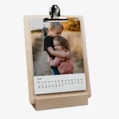 In der ROSSMANN Fotowelt hochwertigen Tischkalender gestalten und bestellen. Die Kalender gibt es in verschiedenen Varianten, zum Beispiel mit Holfuß und Klemmbrett.