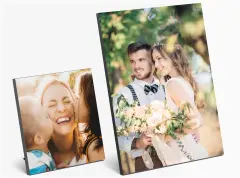 Fotoaufsteller aus Holz im Querformat mit Familienfoto auf einer Kommode im gemütlichen Wohnraum