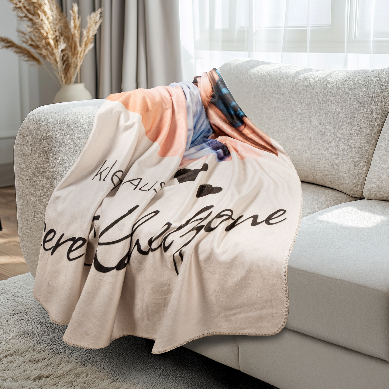 Premium Kuscheldecke mit Foto als große Sofadecke in gemütlicher Wohnzimmerszene