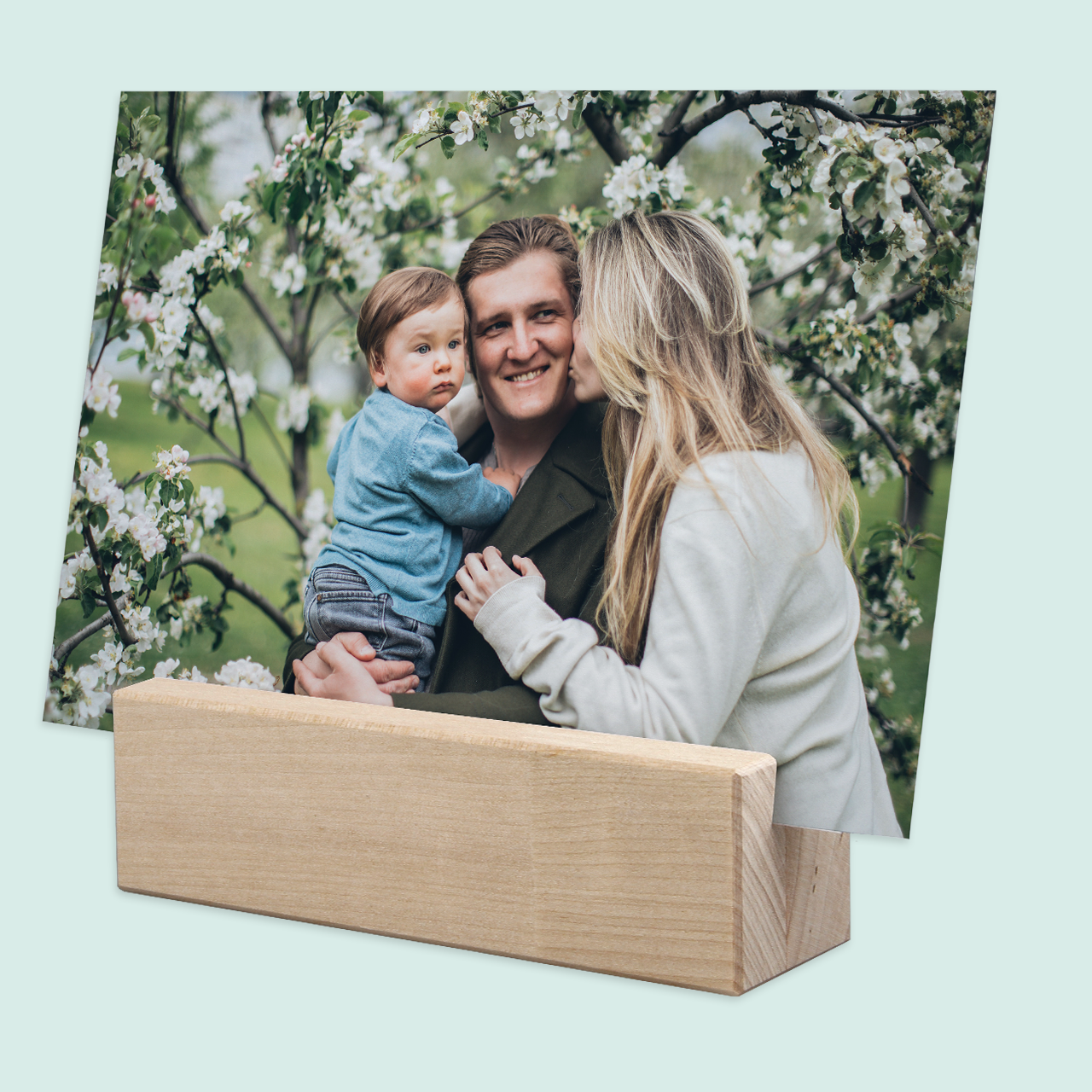 Ein Fotohalter ist eine stylische Variante, eure Kalender und Bilder prominent in Szene zu setzen. Bestellt jetzt den Aufsteller zu eurem passenden Fotoprodukt.