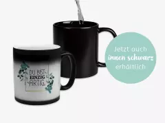 Eine komplett schwarze Zaubertasse und eine schwarze Tasse mit weißer Innerfarbe, die bei Wärme ein individuelles Design zeigt.