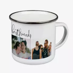 Zwei liegende Emaille-Tassen, gestaltet mit personalisierten Designs, darunter ein Name und ein Fotodruck.