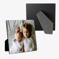 Fotoaufsteller mit mehreren Fotos, einteilig, vollflächig Der einteilige Fotoaufsteller ist direkt mit einem praktischen Standfuß ausgestattet und kann so euer Motiv besonders prominent präsentieren. Jetzt bestellen.