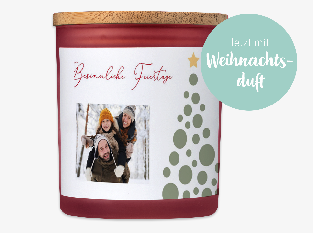 Eine personalisierte Kerze im Glas mit stilvollem Bambusdeckel und einem Foto von drei Frauen, die Blumen halten.