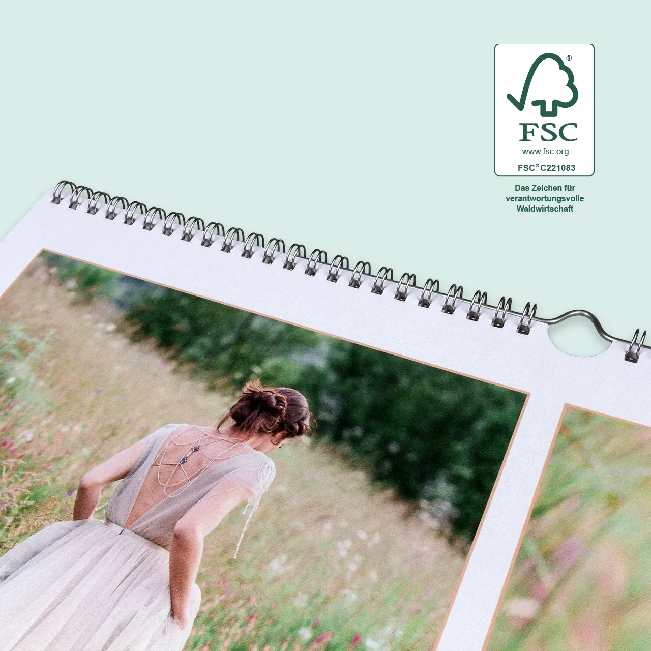 Wandkalender selbst gestalten, nachhaltige Rohstoffe Wandkalender selbst gestalten mit silberner Spiralbindung, in verschiedenen Formaten und Größen. Rohstoffe stammen aus verantwortungsvoller Waldwirtschaft.