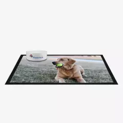 Eine Napfunterlage ist geeignet für euren Hund, aber auch für eure Katze. Dank der wasserabweisenden Oberfläche ist die Matte besonders einfach zu reinigen.