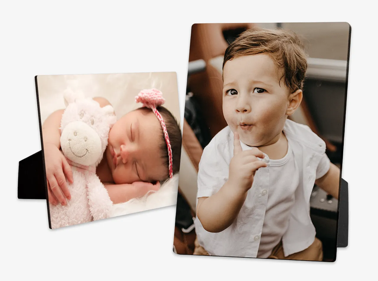 Zwei Fotoaufsteller aus Holz mit Baby- und Kinderfotos im Hoch- und Querformat