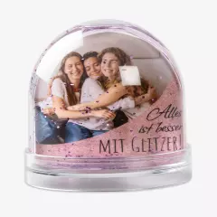 Fröhliche Schneekugel mit Foto und Glitzer In der ROSSMANN Fotowelt könnt ihr eine Schneekugel selber machen, aber nicht nur mit Schnee, sondern auch mit Glitzer. Ein perfektes Geschenk für die beste Freundin.