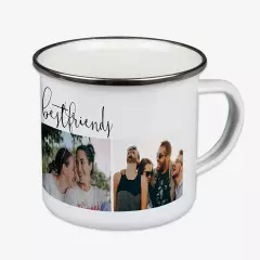 Zwei liegende Emaille-Tassen, gestaltet mit personalisierten Designs, darunter ein Name und ein Fotodruck.