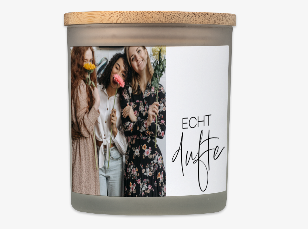 Eine personalisierte Kerze im Glas mit stilvollem Bambusdeckel und einem Foto von drei Frauen, die Blumen halten.