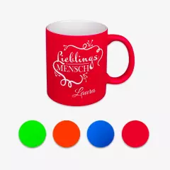 Die Tasse mit Gravur ist in den Neonfarben Grün, Orange, Blau und Pink erhältlich, ideal als personalisiertes Geschenk.