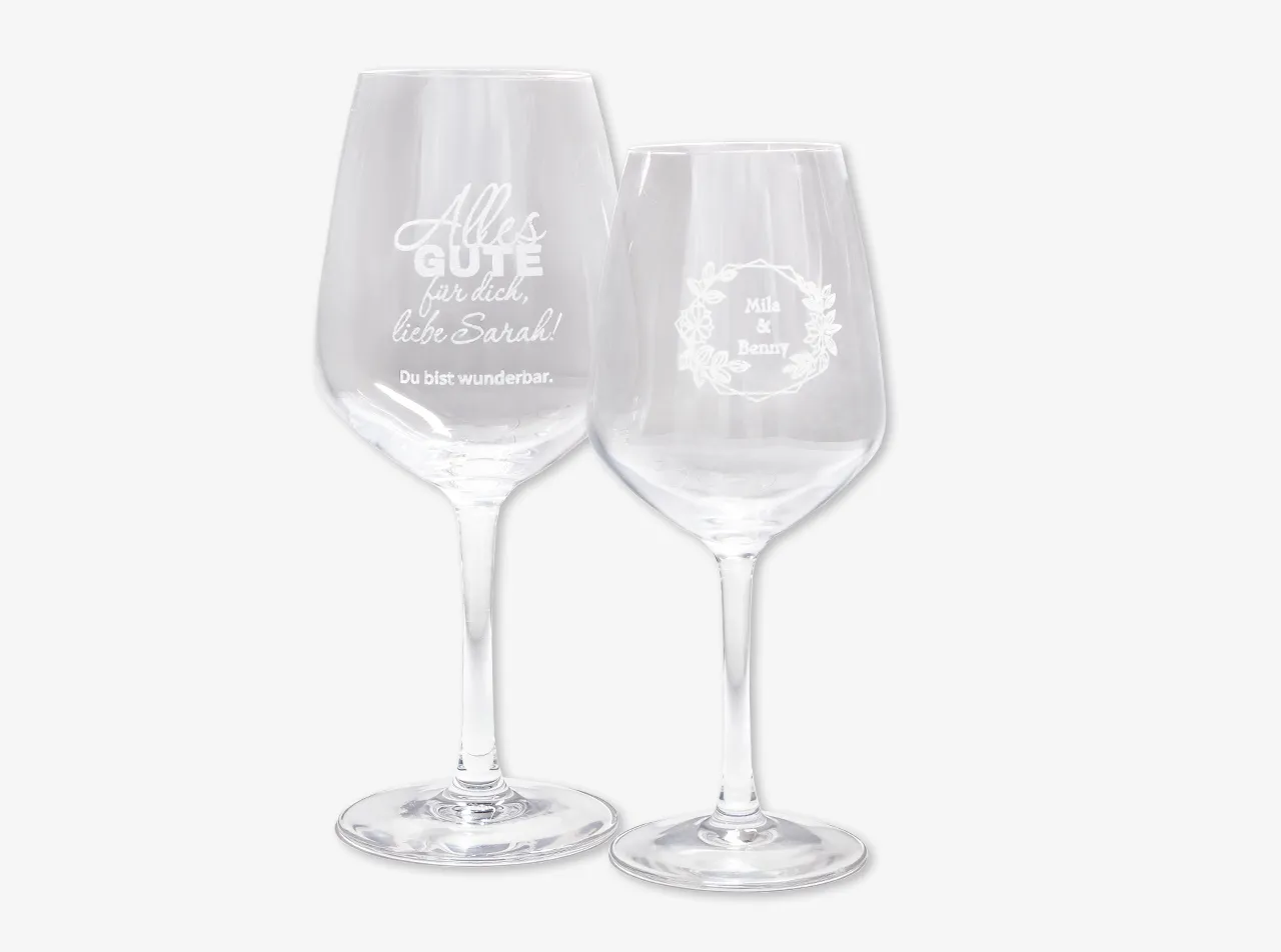 Diese zwei Gläser mit Gravur zeigen individuelle Namen und Botschaften – perfekt als individuelles Geschenk für jeden Anlass.