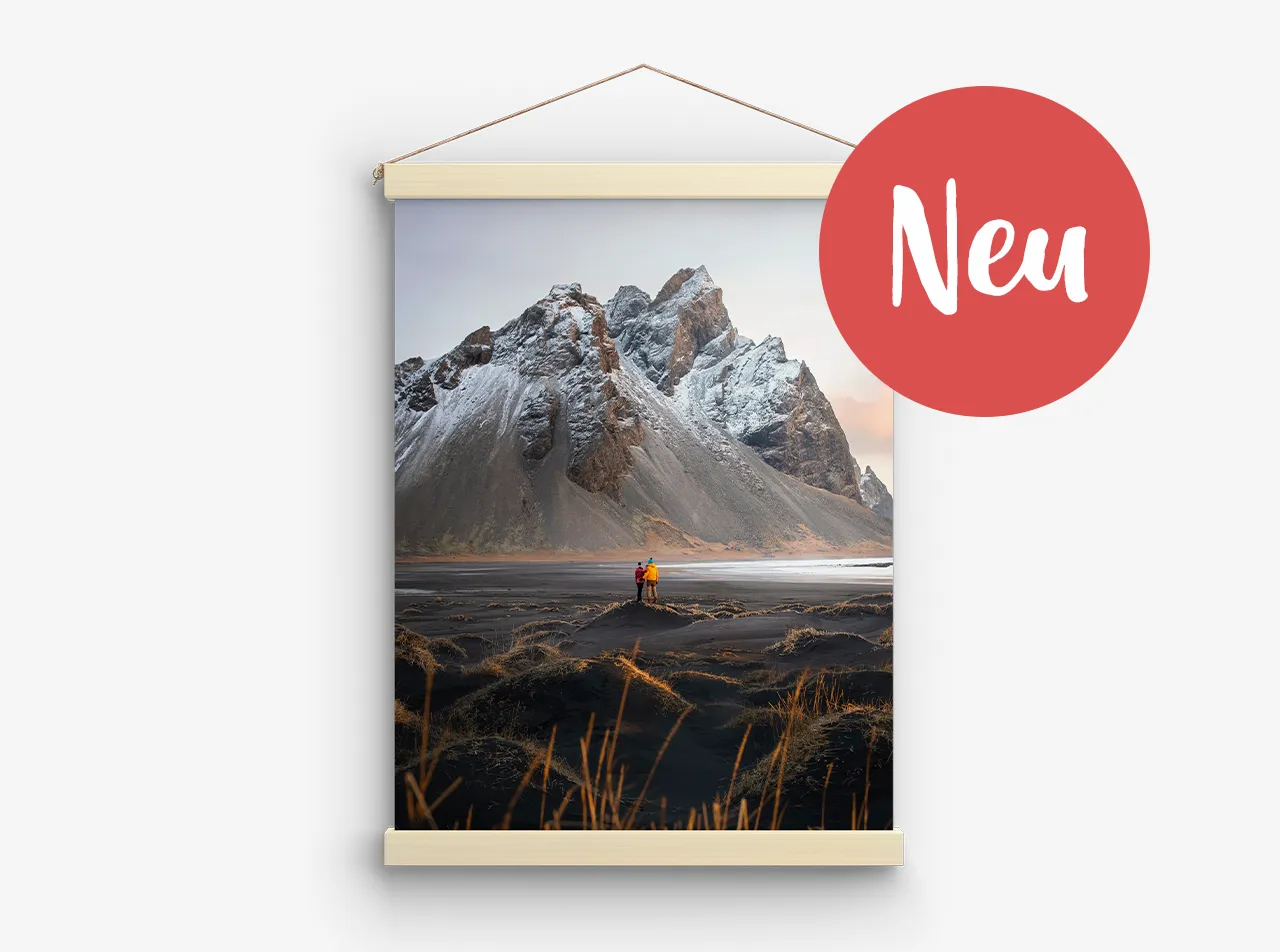 Retro-Leinwand im Hochformat mit Berglandschaft und hellen Holzleisten