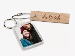 Schlüsselanhänger mit Foto oder Gravur ganz einfach gestalten in der ROSSMANN Fotowelt. Nach euren Wünschen individualisierbar, auch perfekt als Geschenk.