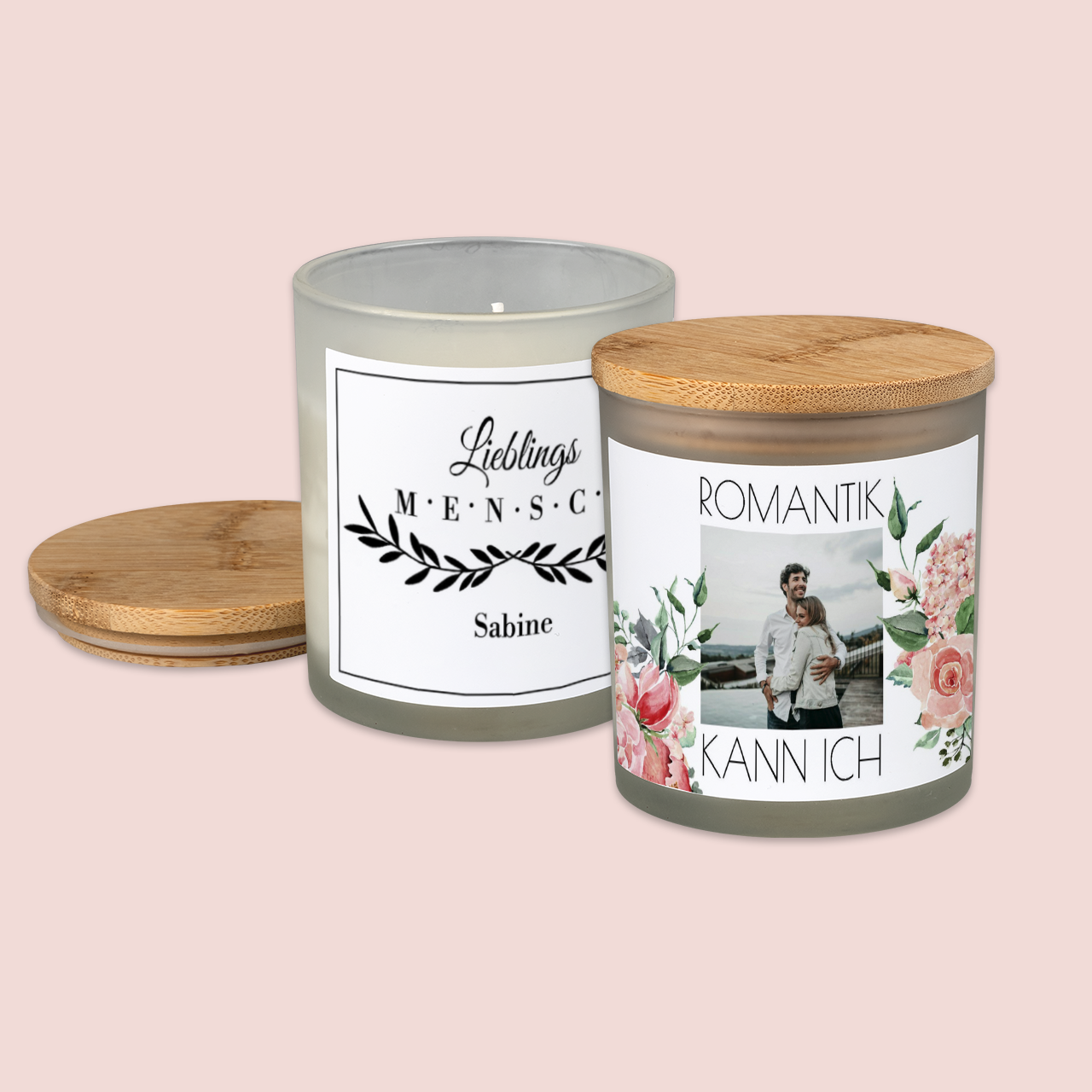 Eine personalisierte Kerze mit Foto eines Paares, umgeben von floralem Muster für romantische Momente.