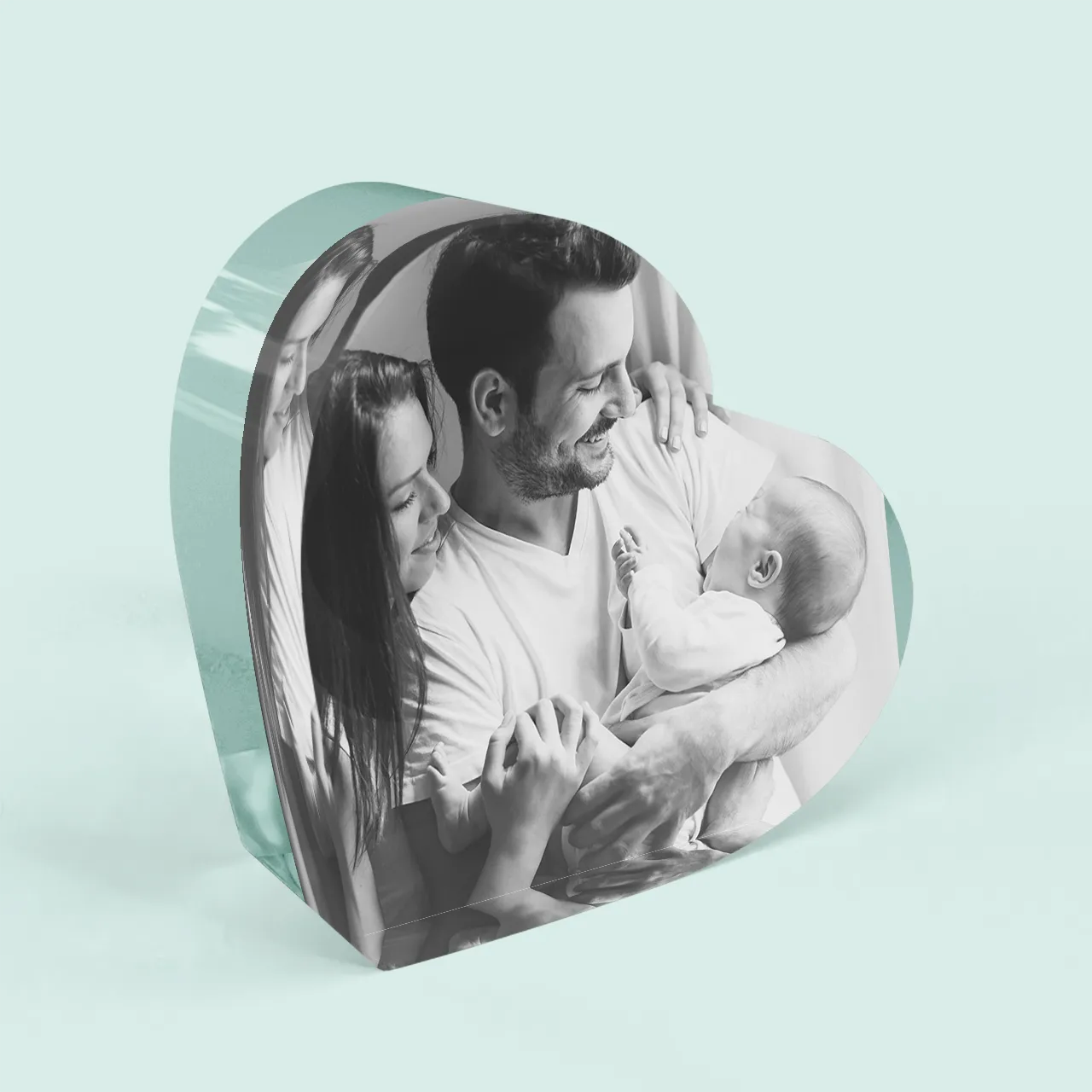 Personalisiertes Foto-Acrylherz mit Familienfoto gestalten Acrylherz mit Foto einer Familie und Baby in Schwarz-Weiß