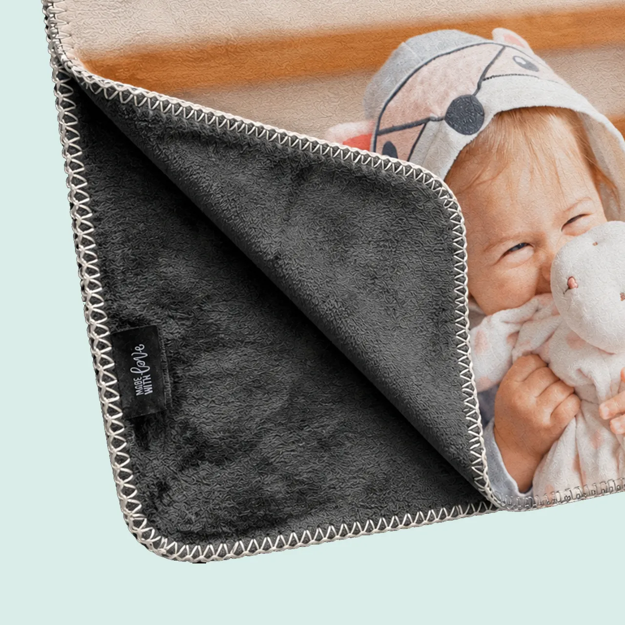 Personalisierte Babydecke mit Foto im Materialdetail Detailansicht einer Babydecke mit Foto und weicher anthrazitfarbener Rückseite