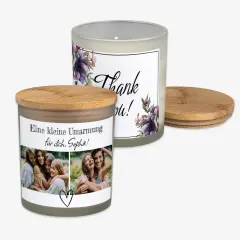 Eine personalisierte Duftkerze mit geöffnetem Bambusdeckel, weißem Wachs und minimalistischem Design als stilvolles Geschenk.