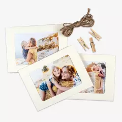 Fotogirlande mit Juteschnur, Holzklammern und Papierrahmen Die Fotogirlande ist perfekt für eure Lieblingsbilder. Enthalten ist eine Juteschnur, 10 Holzklammern und Papierbilderrahmen für Fotos im Format 10 x 15 cm.