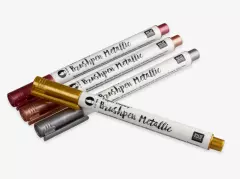 Vier metallische Brushpens mit flexibler Spitze in Gold, Silber, Weinrot und Roségold auf weißem Hintergrund.