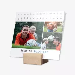 Mit dem Tischkalender mit Foto habt ihr alle wichtigen Termine im Blick. In dieser Variante sind die Kalenderblätter einzeln und können im Holzfuß präsentiert werden.