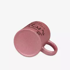 Unsere Glitzertasse besteht aus weißer Keramik mit einer satinierten Glitzeroberfläche außen. Ihr könnt sie mit individuellen Sprüchen und Motiven bedrucken lassen.