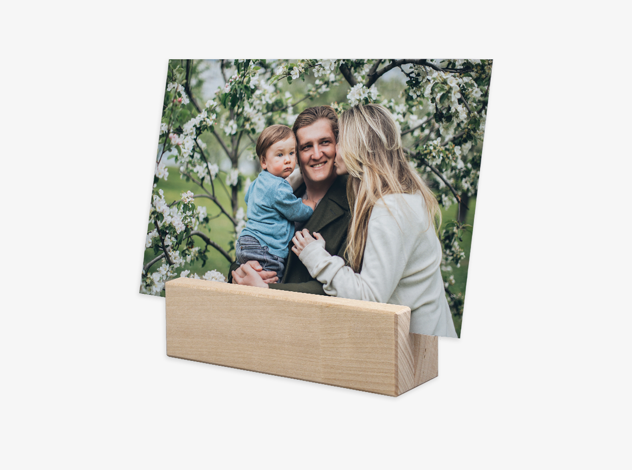 Der Fotoständer der ROSSMANN Fotowelt kann aus verschiedenen Materialien sein. Wählt zwischen Paulownia-Holz, Birken-Holz und massivem Holz euren Favoriten.