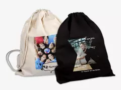 Hier könnt ihr Turnbeutel selbst gestalten, 2 Farben Turnbeutel bedrucken lassen mit individuellem Motiv und Spruch. Der Beutel ist in zwei Varianten erhältlich: naturfarben oder schwarz. Perfekt für Sport und Freizeit.