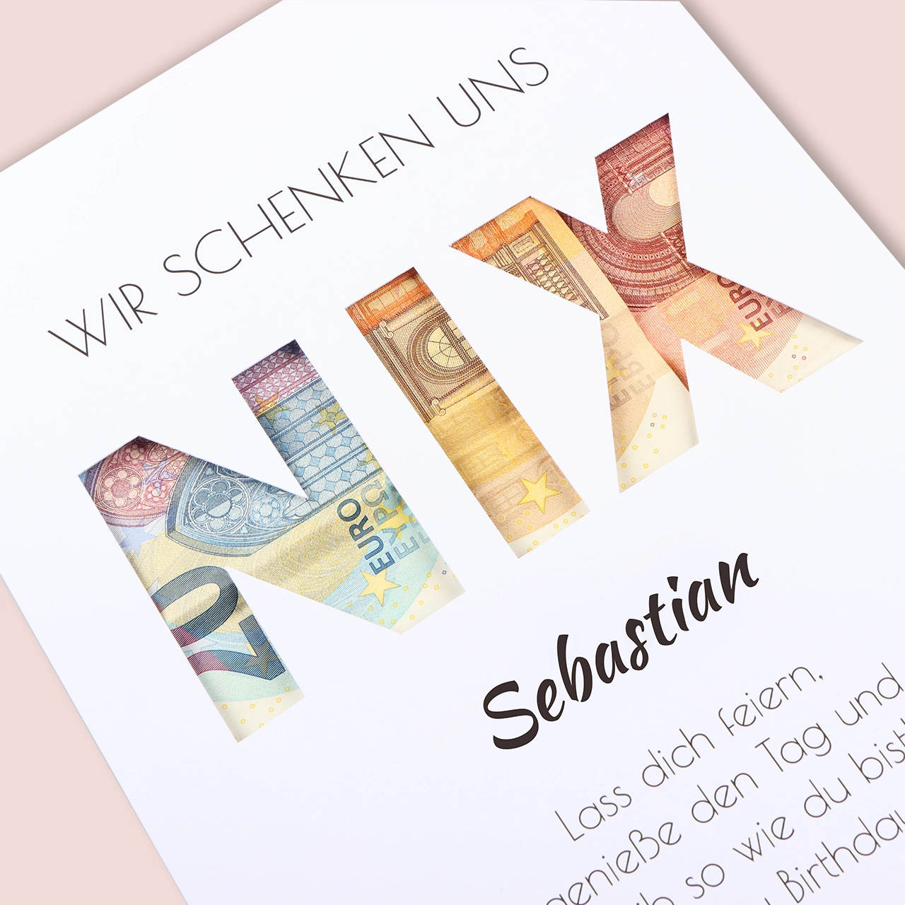 Poster Geldgeschenk mit ausgeschnittenem Schriftzug NIX und Geldscheinen im Hintergrund