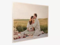 Ein Bild auf Holz ist eine tolle rustikale Wanddeko. Weiß wird nicht unterdrückt, wodurch die Holzstruktur sichtbar bleibt und ein einzigartiger Vintage-Look entsteht.