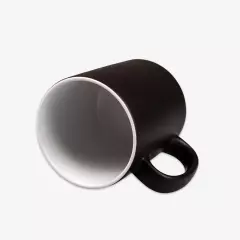 Die Zaubertasse ist in matt oder glänzend erhältlich. Die matte Variante fasst 300 ml Flüssigkeit und die glänzende Variante kann 325 ml transportieren.