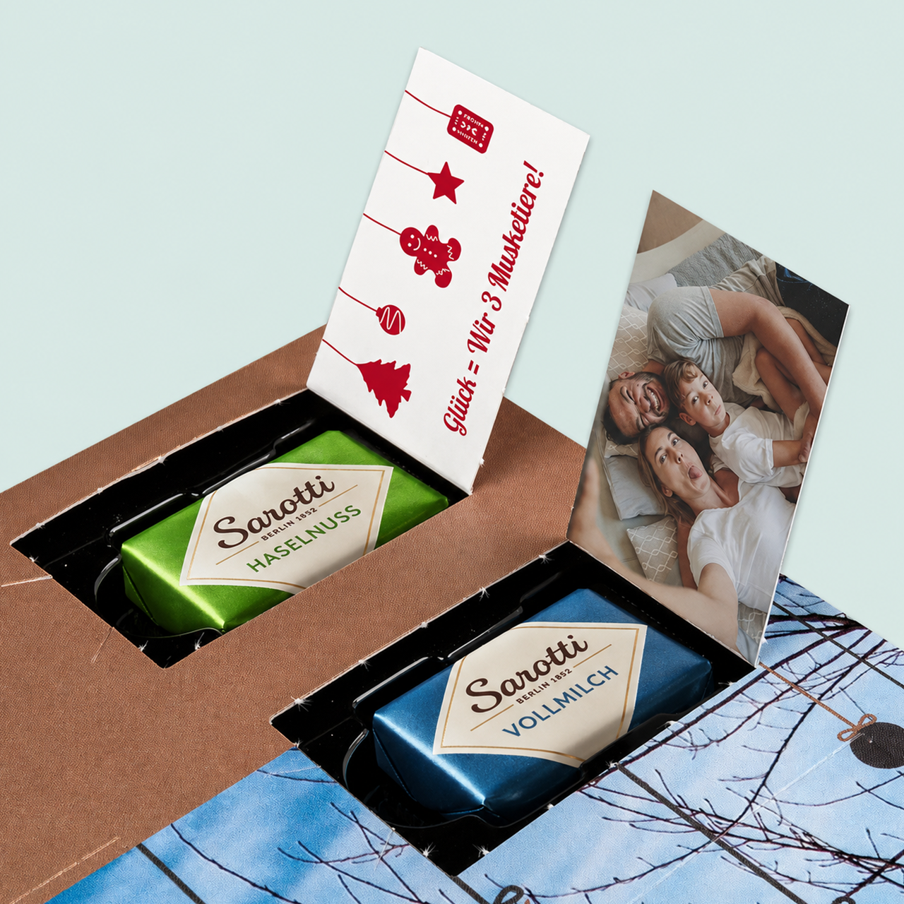 Adventskalender Schokolade und Foto, 24 Türchen voller Genuss In der ROSSMANN Fotowelt könnt ihr einen Schokoladen-Adventskalender gestalten. 24 Türchen gefüllt mit Schokolade von Sarotti und weihnachtlichen Motiven.