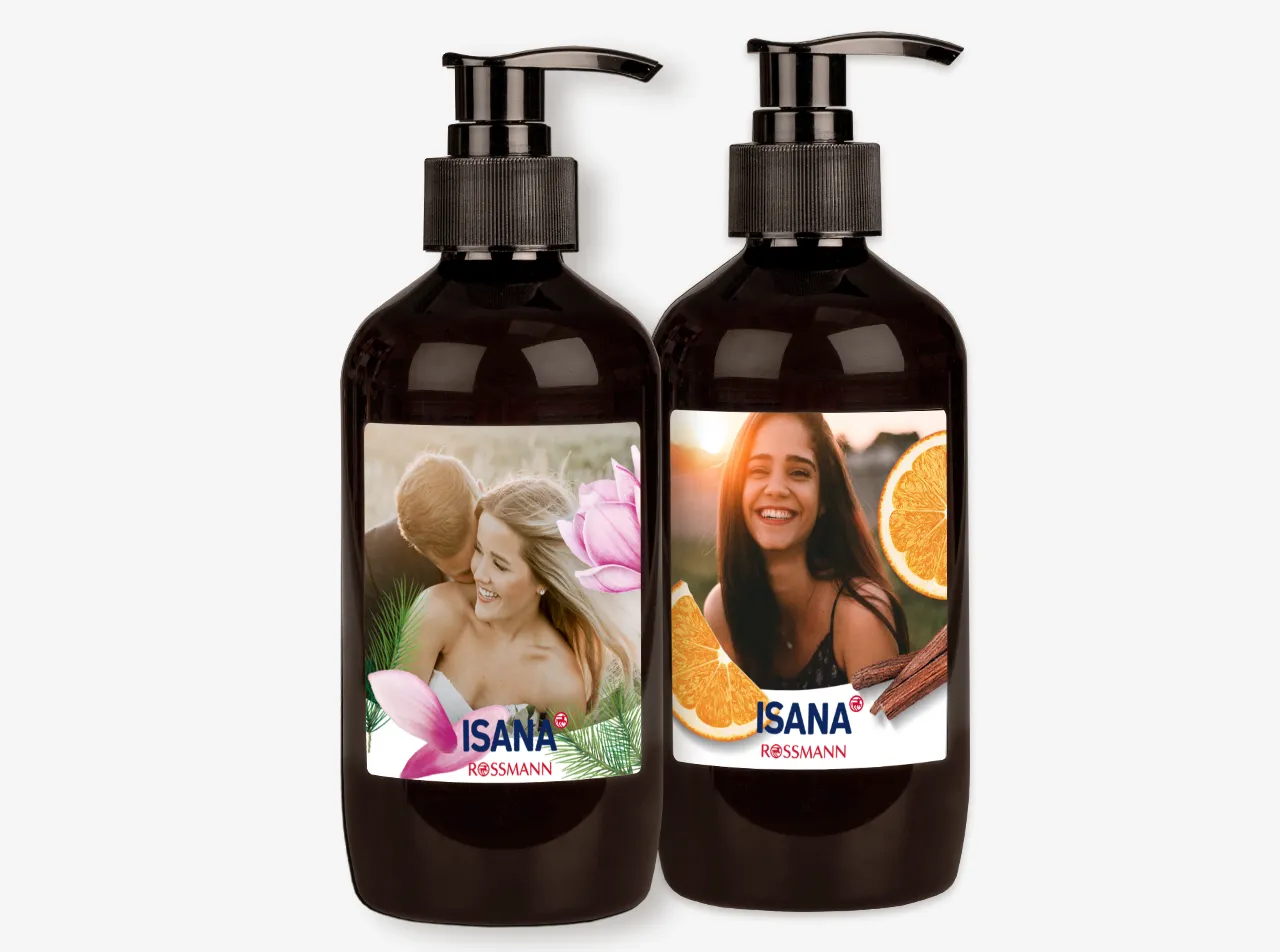 In der ROSSMANN Fotowelt könnt ihr eine ISANA Flüssigseife mit Foto und Text personalisieren. Gestaltet das Etikett der dunkelbraunen Flasche mit Pumpspender individuell.