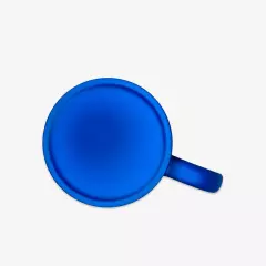 Eine blaue Tasse mit Gravur, fotografiert von unten, perfekt, um eure persönliche Note zu präsentieren.