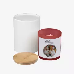 Ein Windlicht mit Foto und Text als liebevolle Geschenkidee. Die Kerze wird in einer stabilen Geschenkverpackung geliefert.