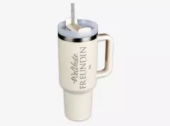 Ein großer Thermobecher mit Strohhalm und Gravur "Weltbeste Freundin", ideal als personalisiertes Geschenk.