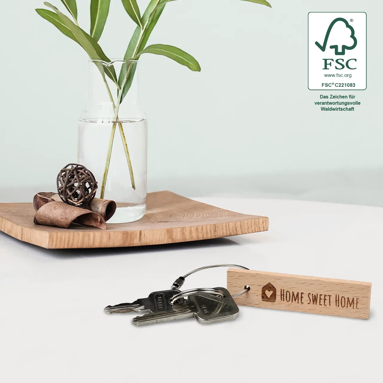 Holz-Schlüsselanhänger mit persönlicher Gravur gestalten Schlüsselanhänger aus Holz mit Gravur neben Schlüsseln in einer Wohnszene