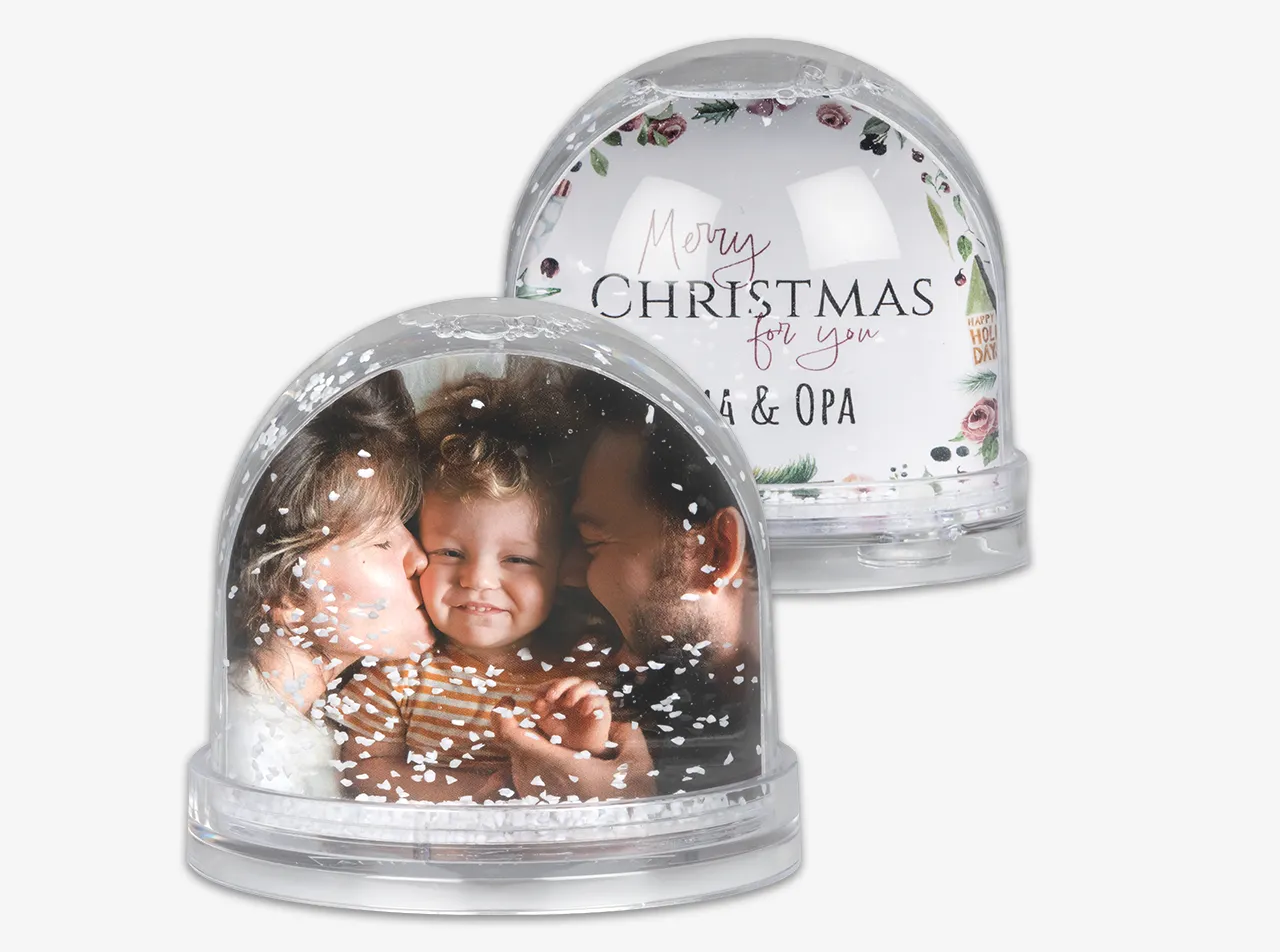 Gestaltet eure personalisierte Schneekugel in der ROSSMANN Fotowelt. Die Schneekugel besteht aus bruchfestem Hartplastik zaubert einen tollen Effekt vor eure Fotos.