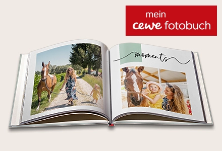 Ein aufgeschlagenes Fotobuch mit persönlichen Erinnerungen – Fotobuch erstellen für Anfänger und Profis.