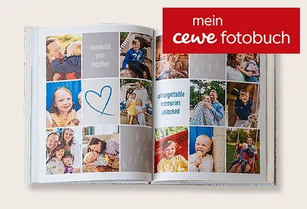 Aufgeschlagenes Fotobuch zeigt Familenfotos
