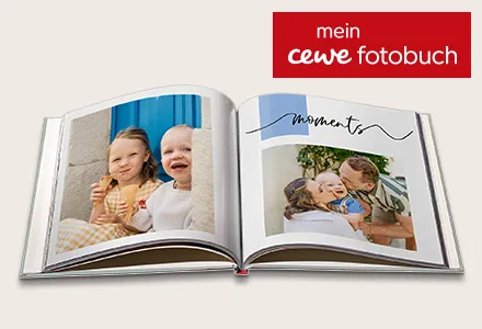 Ein aufgeschlagenes Fotobuch mit persönlichen Erinnerungen – Fotobuch erstellen für Anfänger und Profis.