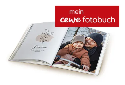 Aufgeschlagenes Fotobuch mit einem Foto von Vater und Kind – Fotobuch erstellen für Anfänger und Profis.